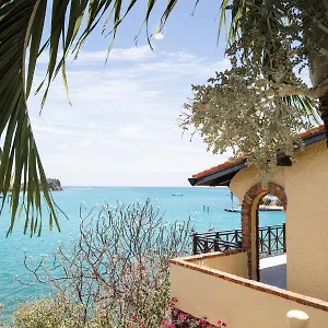 Secret Harbour Boutique And Marina Hotel